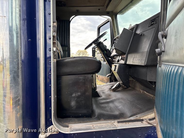 image for item EM8198 1999 Kenworth T800 semi truck