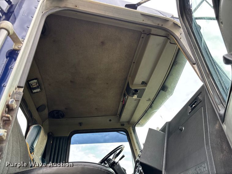 image for item EM8198 1999 Kenworth T800 semi truck