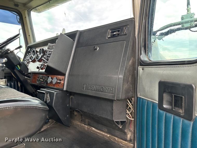 image for item EM8198 1999 Kenworth T800 semi truck