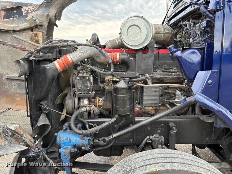 image for item EM8198 1999 Kenworth T800 semi truck