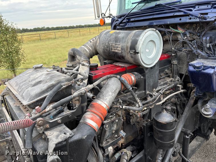 image for item EM8198 1999 Kenworth T800 semi truck