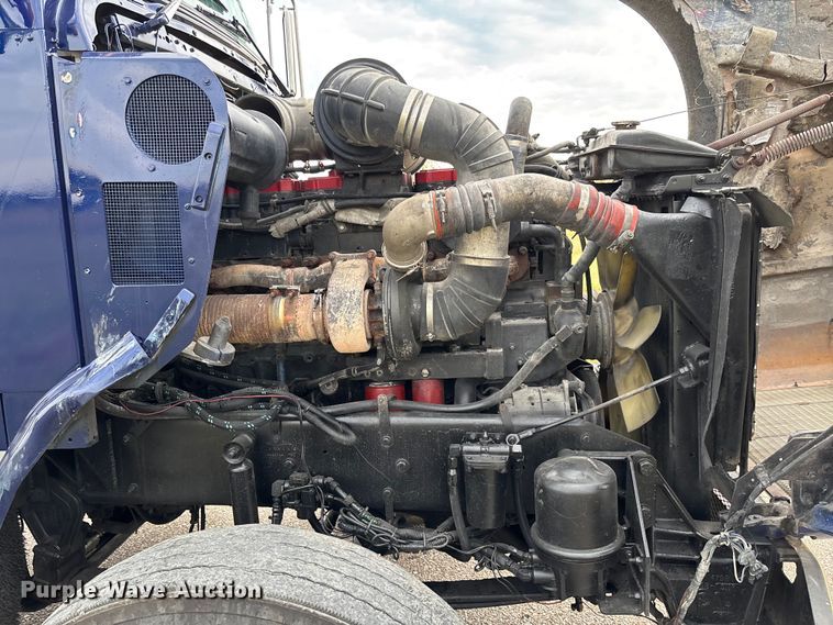 image for item EM8198 1999 Kenworth T800 semi truck