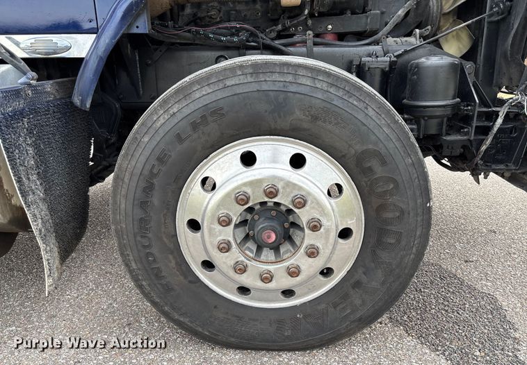 image for item EM8198 1999 Kenworth T800 semi truck