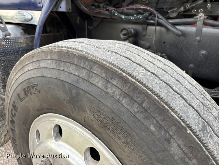 image for item EM8198 1999 Kenworth T800 semi truck