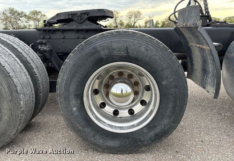 image for item EM8198 1999 Kenworth T800 semi truck