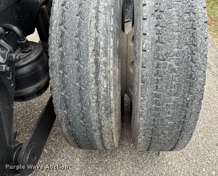 image for item EM8198 1999 Kenworth T800 semi truck