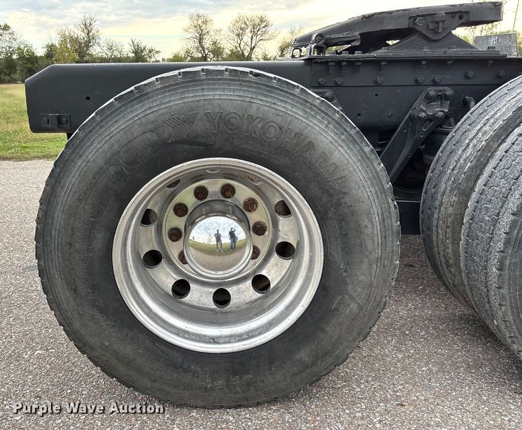 image for item EM8198 1999 Kenworth T800 semi truck