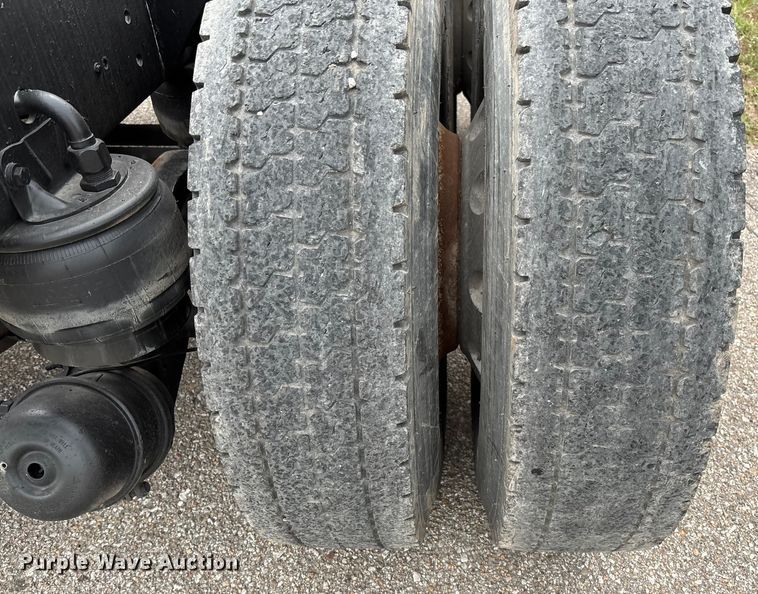 image for item EM8198 1999 Kenworth T800 semi truck