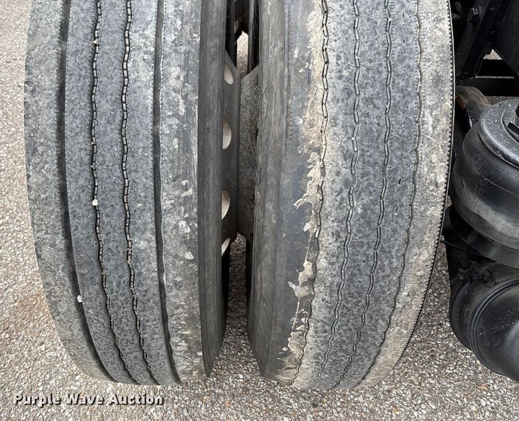 image for item EM8198 1999 Kenworth T800 semi truck