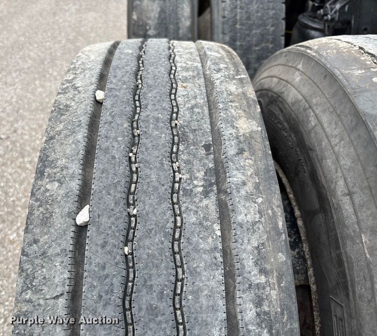 image for item EM8198 1999 Kenworth T800 semi truck