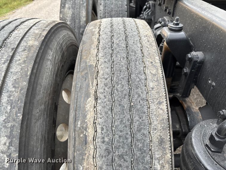 image for item EM8198 1999 Kenworth T800 semi truck