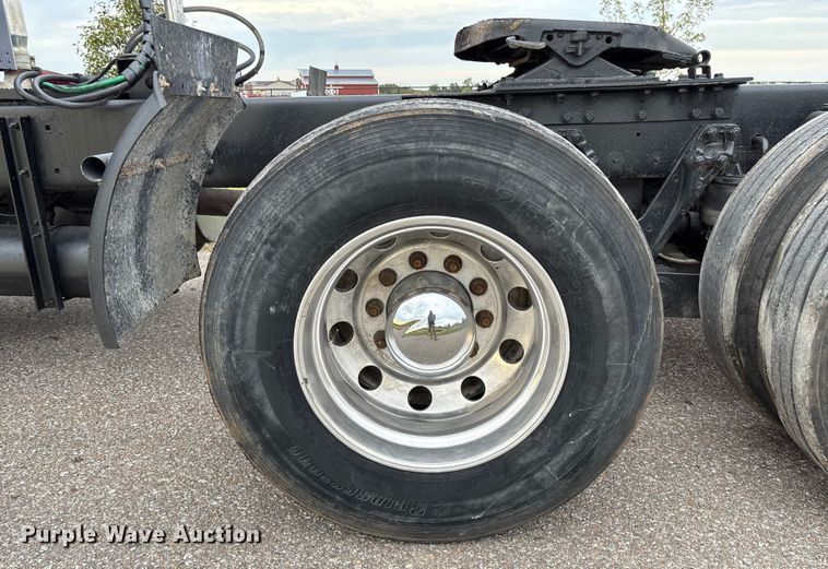 image for item EM8198 1999 Kenworth T800 semi truck