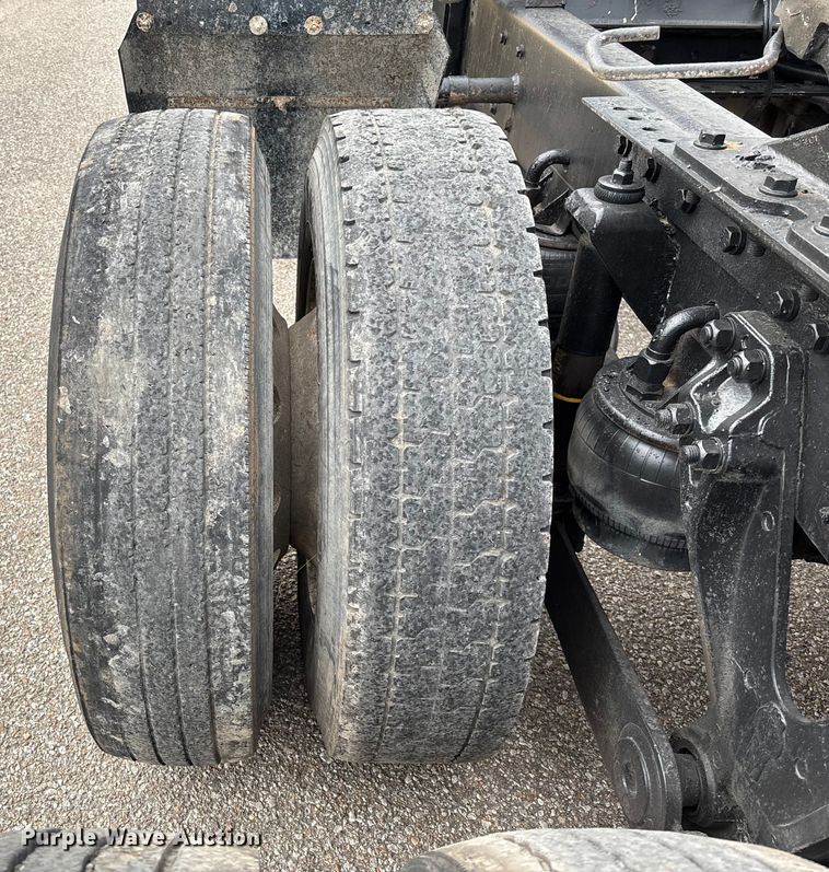 image for item EM8198 1999 Kenworth T800 semi truck