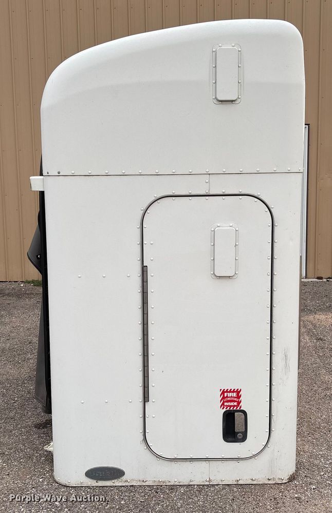 image for item EM8200 Unibilt Ultracab sleeper cab