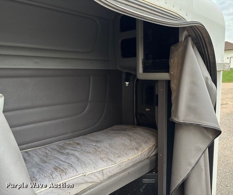 image for item EM8200 Unibilt Ultracab sleeper cab