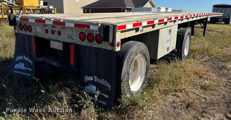 image for item EN0515 2002 Wilson CF-900 flatbed trailer