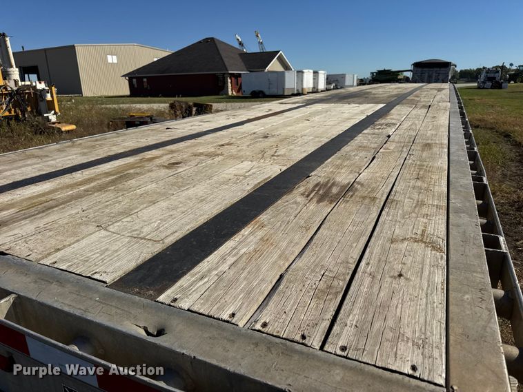 image for item EN0515 2002 Wilson CF-900 flatbed trailer