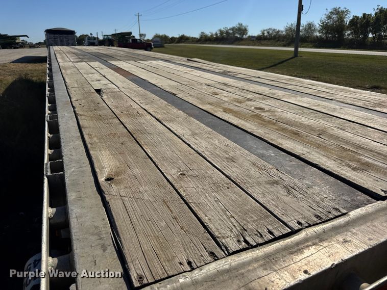 image for item EN0515 2002 Wilson CF-900 flatbed trailer