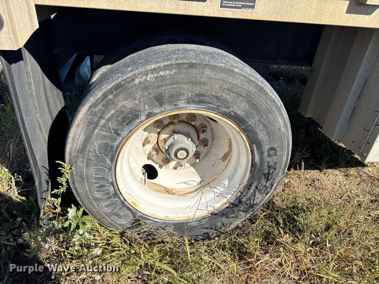 image for item EN0515 2002 Wilson CF-900 flatbed trailer