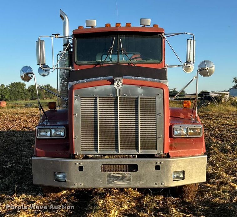 image for item EN5657 1993 Kenworth semi truck