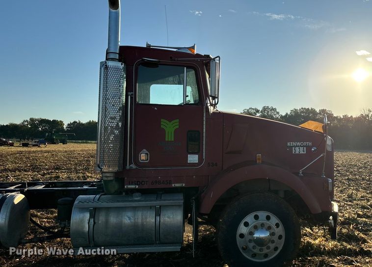 image for item EN5657 1993 Kenworth semi truck