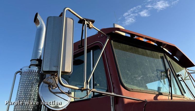 image for item EN5657 1993 Kenworth semi truck