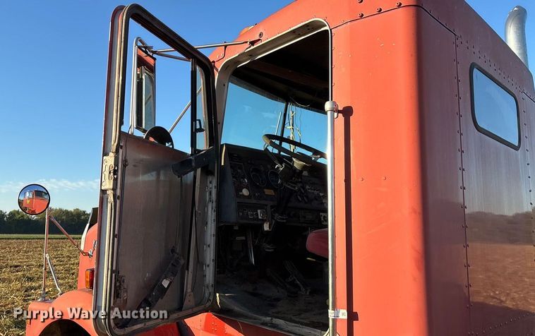 image for item EN5657 1993 Kenworth semi truck