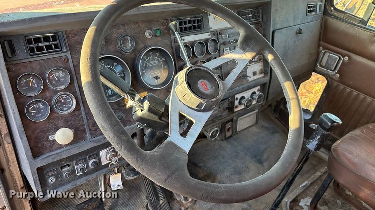 image for item EN5657 1993 Kenworth semi truck
