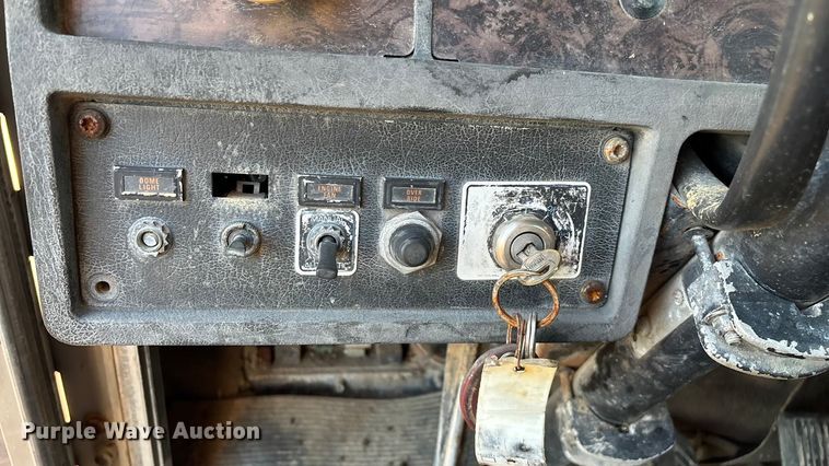 image for item EN5657 1993 Kenworth semi truck