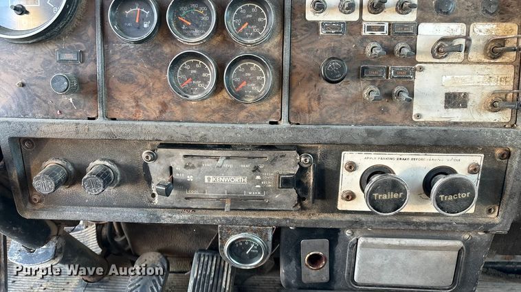 image for item EN5657 1993 Kenworth semi truck