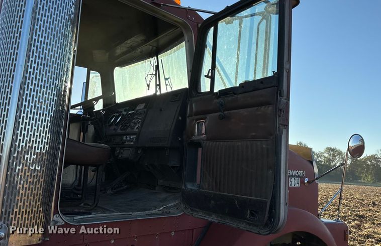 image for item EN5657 1993 Kenworth semi truck