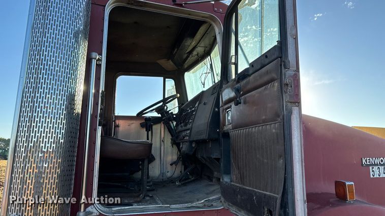 image for item EN5657 1993 Kenworth semi truck