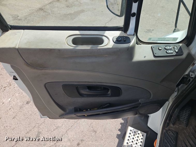 image for item EO4703 2012 International ProStar semi truck