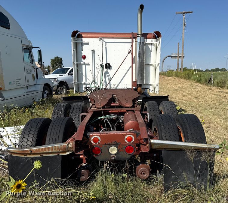 image for item EP0524 1998 Freightliner FLD semi truck