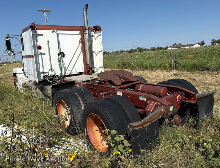 image for item EP0524 1998 Freightliner FLD semi truck