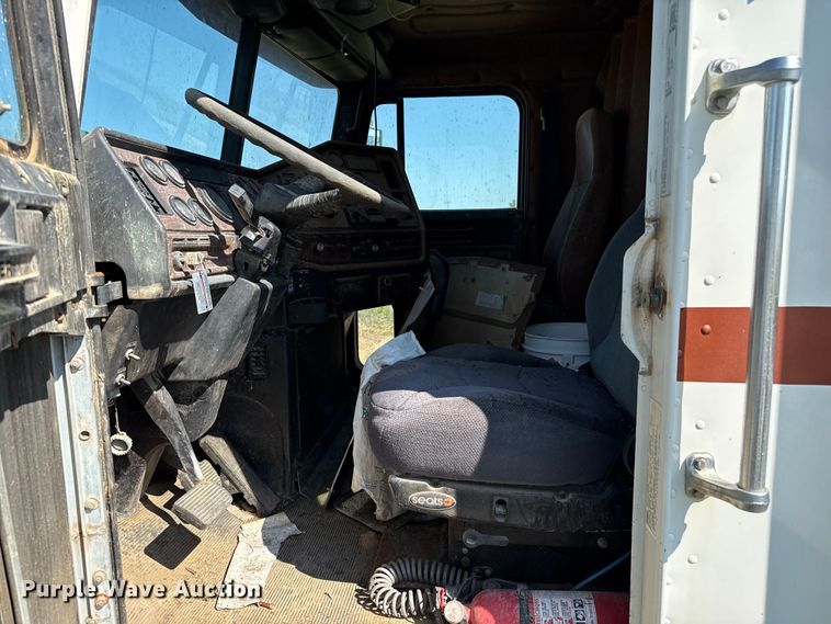 image for item EP0524 1998 Freightliner FLD semi truck