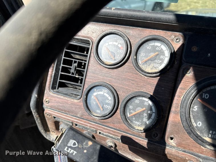 image for item EP0524 1998 Freightliner FLD semi truck