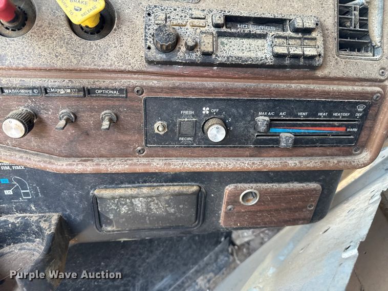 image for item EP0524 1998 Freightliner FLD semi truck