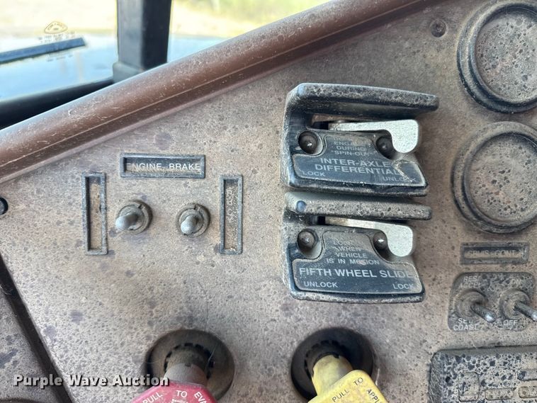 image for item EP0524 1998 Freightliner FLD semi truck