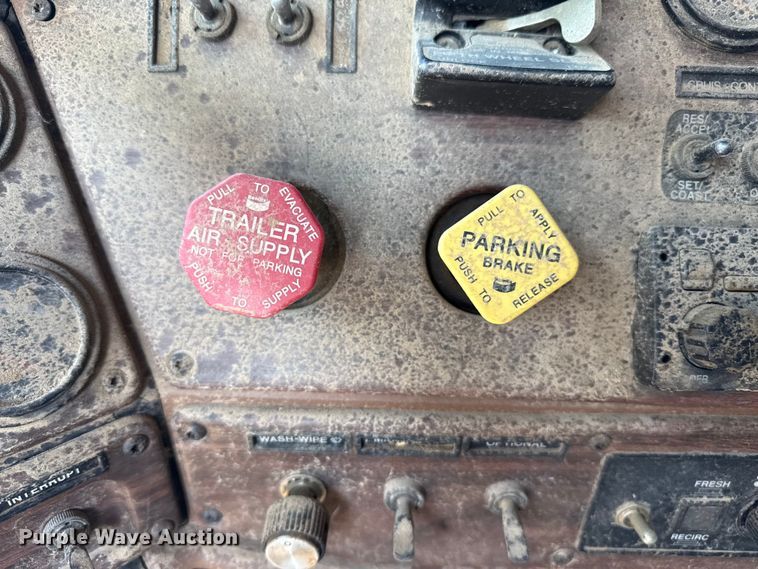 image for item EP0524 1998 Freightliner FLD semi truck