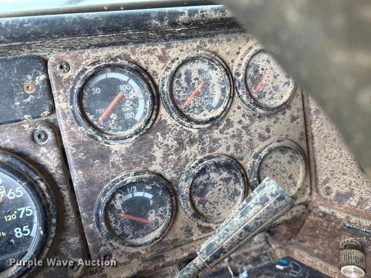 image for item EP0524 1998 Freightliner FLD semi truck