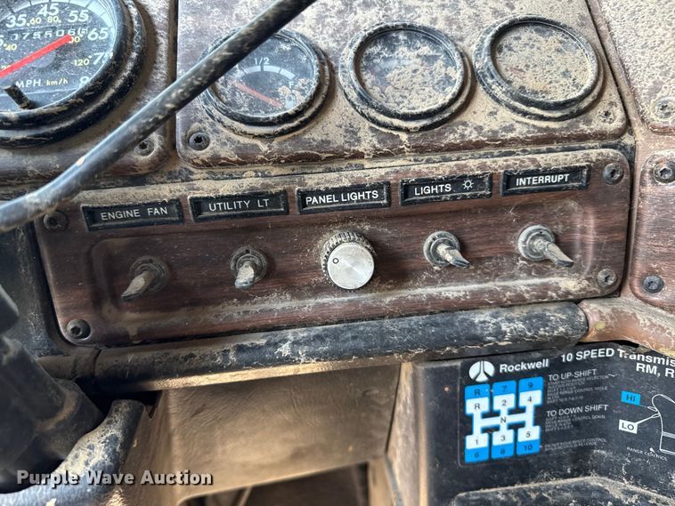 image for item EP0524 1998 Freightliner FLD semi truck