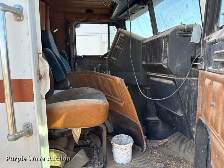 image for item EP0524 1998 Freightliner FLD semi truck