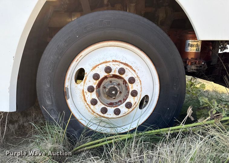 image for item EP0524 1998 Freightliner FLD semi truck