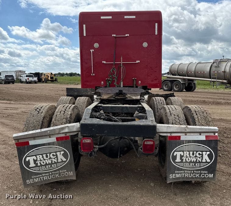 image for item EP0677 2015 Peterbilt 389 semi truck