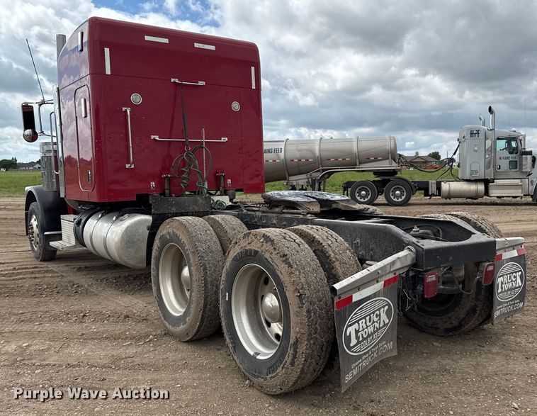 image for item EP0677 2015 Peterbilt 389 semi truck