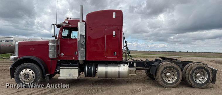 image for item EP0677 2015 Peterbilt 389 semi truck