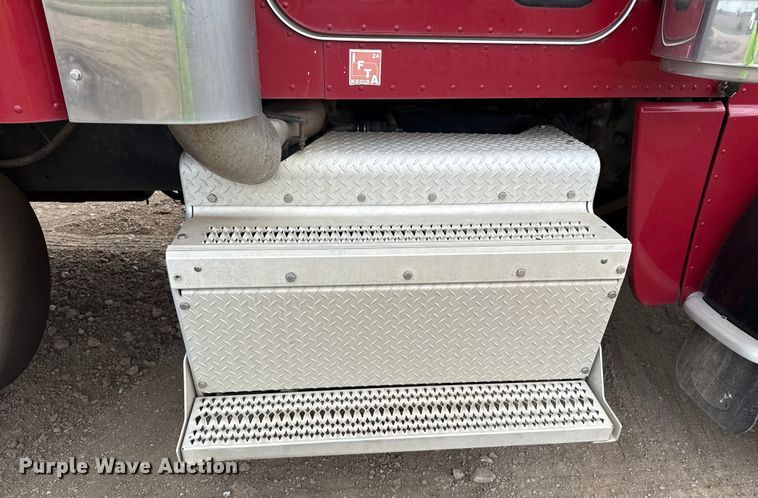 image for item EP0677 2015 Peterbilt 389 semi truck