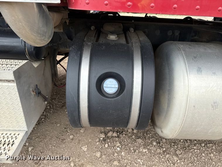 image for item EP0677 2015 Peterbilt 389 semi truck