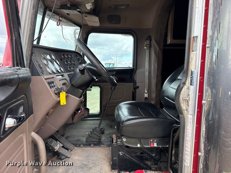 image for item EP0677 2015 Peterbilt 389 semi truck